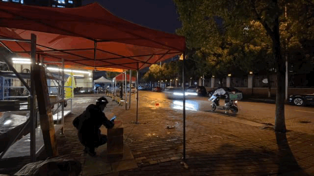 封闭小区门口的“折返跑大姐”：一包面条也免费派送，是生意更是情意-量子哈希